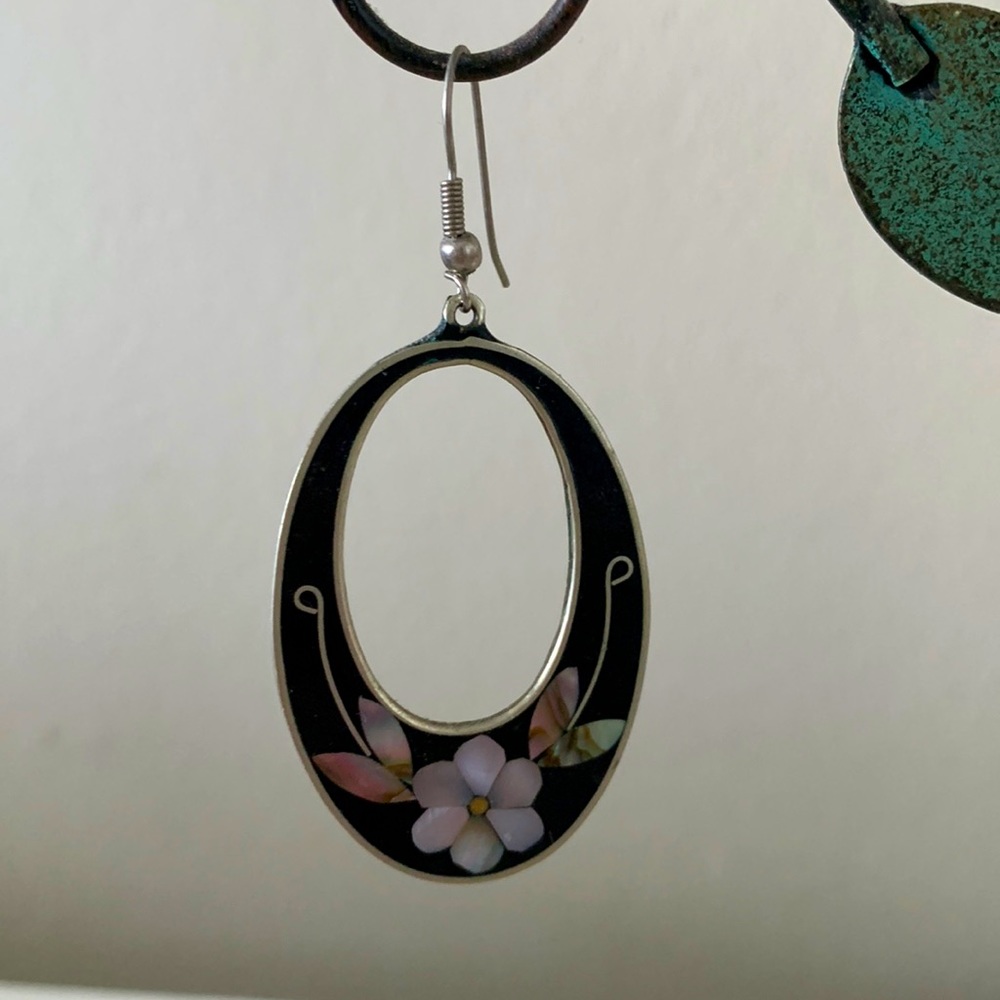 Alpaca oval hand-carved earrings with mother of pearl